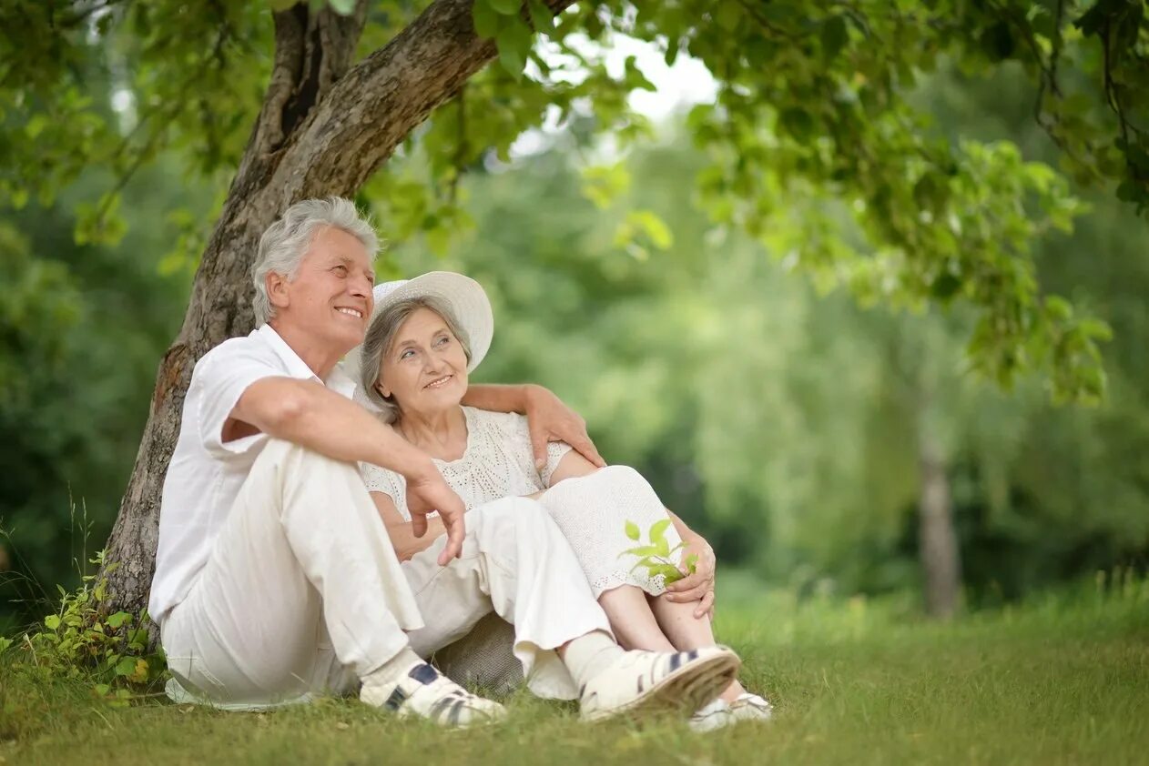 Красивые картинки бабушки и дедушки. Счастливые старики. Счастливые пожилые люди. Пожилые люди на природе. Пенсионеры на природе.