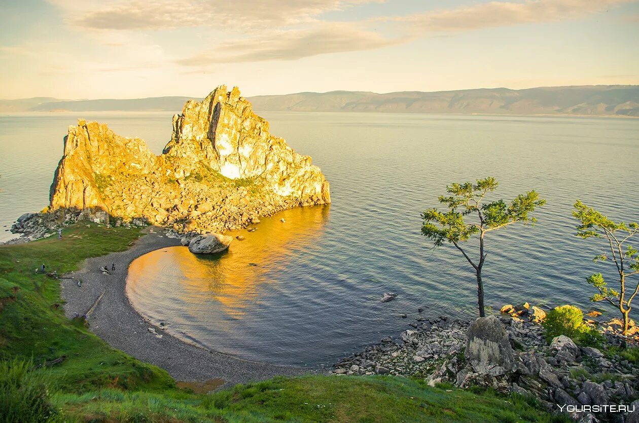Чем знаменит байкал. Скала Шаманка Ольхон. Остров Ольхон осенью. Национальный парк Ольхон. Озеро Ольхон на Байкале.
