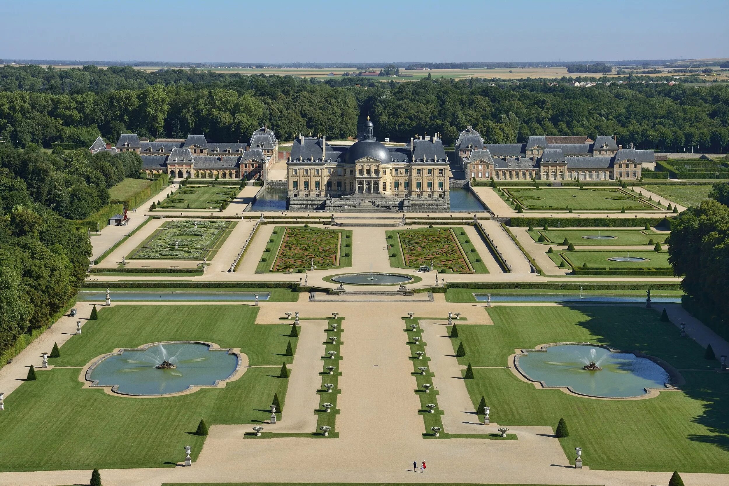 Chateau versailles. Во Ле Виконт дворец. Замок во-Ле-Виконт Франция. Парк во-Ле-Виконт Ленотр Андре. Дворец Фуке во Ле Виконт.