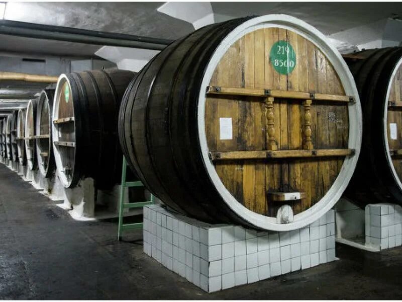 винный завод в крыму массандра. производственное объединение массандра. производственное объединение массандра. массандровский винзавод в крыму. подвалы массандры.