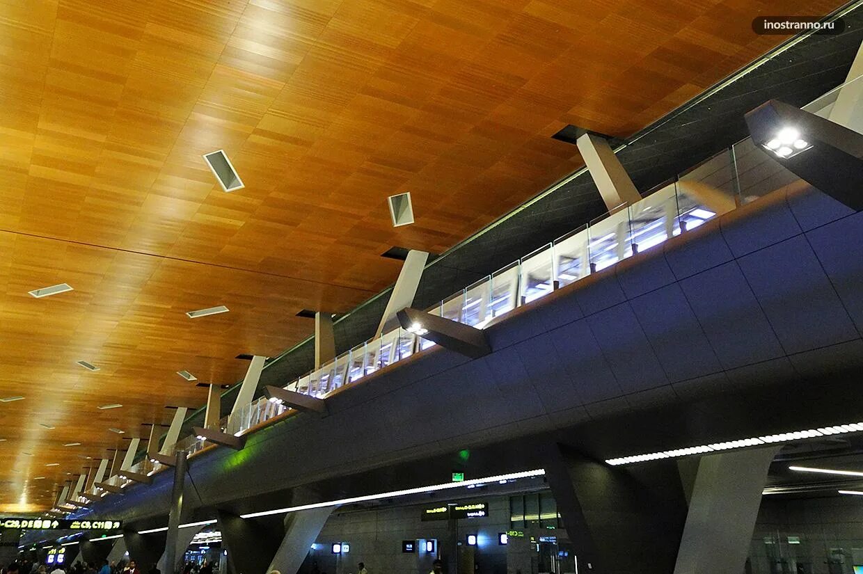 Табло аэропорта доха катар. Табло Доха аэропорт. Аэропорт Доха Хамад табло. Аэропорт Доха Катар транзитная зона. Доха аэропорт комнаты для транзитных пассажиров.