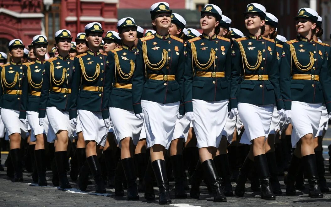 Парад приехал. Шествие на территории туламашзавод,посвященное дню победы. Кто командовал парадом на красной площади в москве в 2010 году. Женщины на параде победы 2022. Парад приехал.