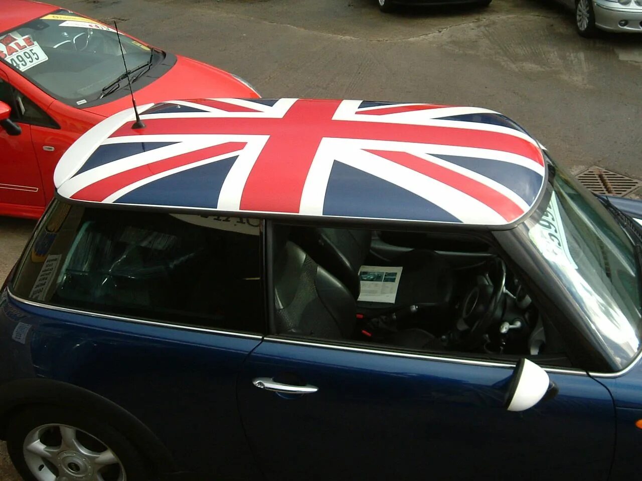 Мини Купер с флагом на крыше. Мини Купер с британским флагом. Mini Cooper Union Jack. Mini Cooper флаг на крыше. Наклейка на крышу