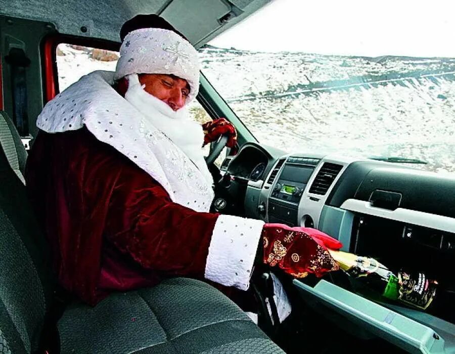 новогоднее украшение автомобиля. пьяный дед мороз за рулем. встретить новый год в машине. новогодняя машина. новогоднее украшение авто.