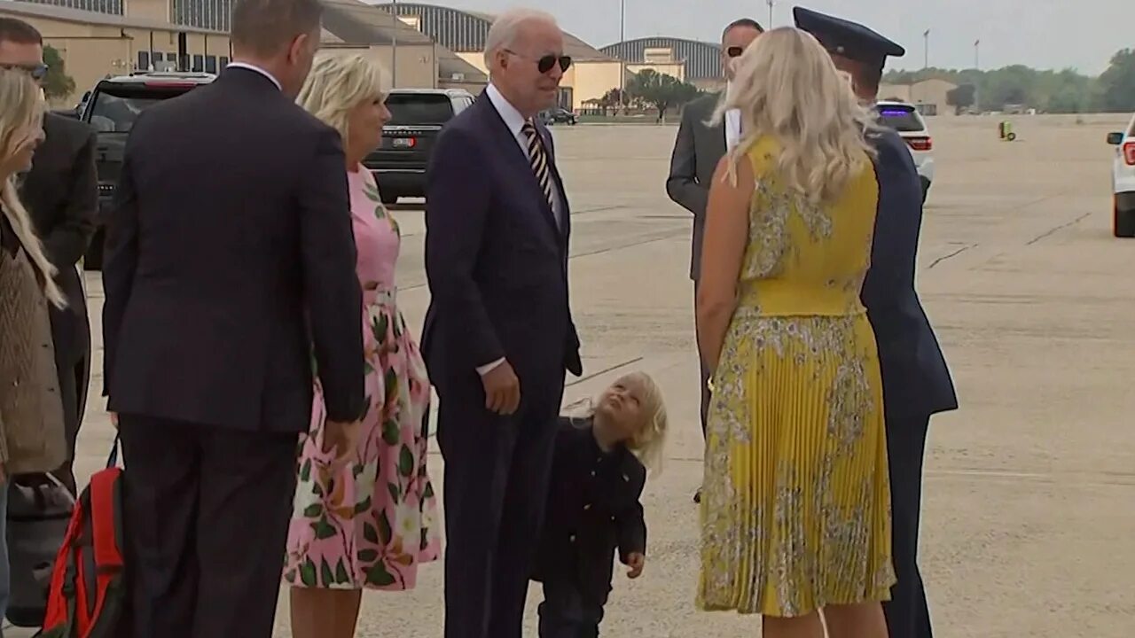Байден и бабка уральские. Джо байден падает на трапе. Jill biden в молодости. Байден и бабка уральские. Байден и бабка уральские.