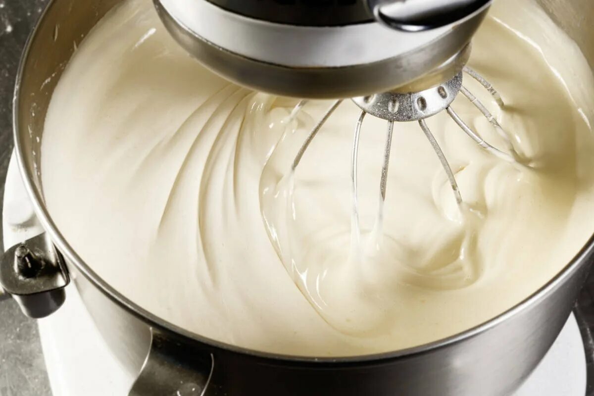 Бисквит. Что добавляют в бисквитное тесто. Бисквитное тесто. Готовое бисквитное тесто. Технология бисквитное тесто.