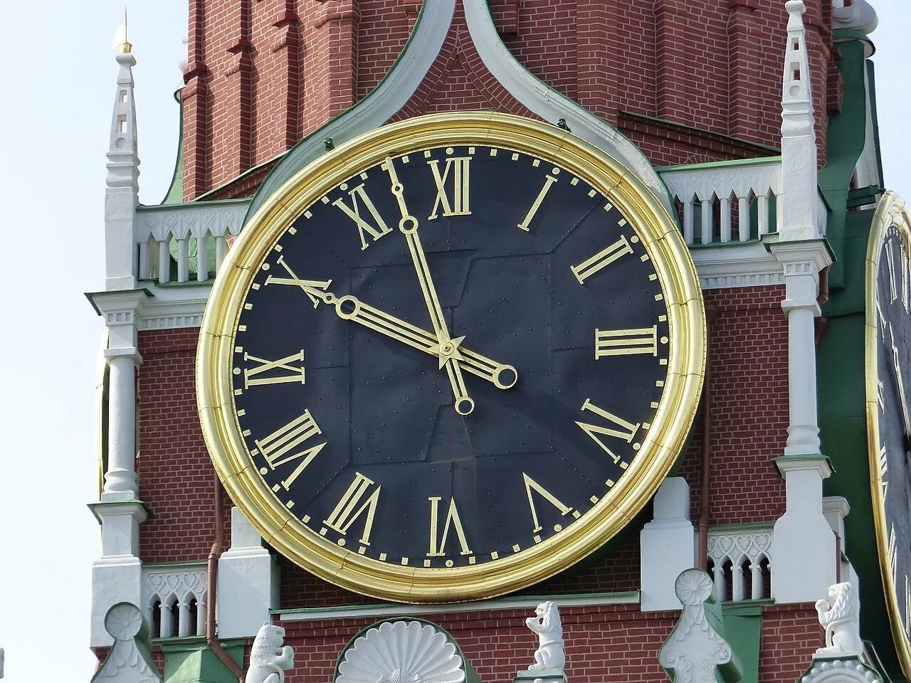 кремлевские куранты часы на спасской башне. площадь циферблата кремлевских курантов приближенно равна 29. куранты на спасской башне московского кремля. кремлевские часы. куранты московского кремля.