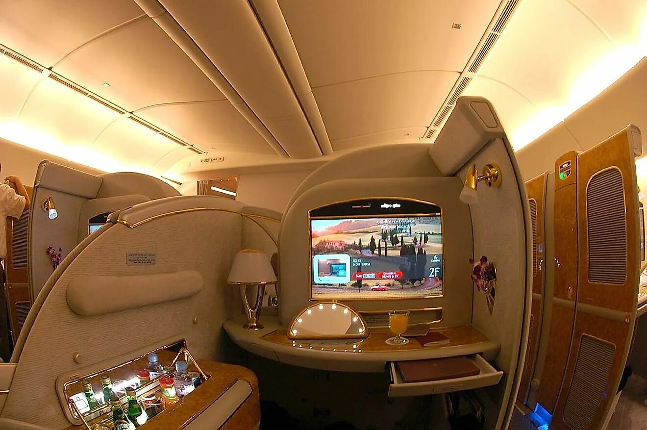 First class 0. Первый класс Боинг 777 Эмирейтс. Боинг 777 Эмирейтс салон. Boeing 777 Emirates первый класс. Первый класс Эмирейтс 777.