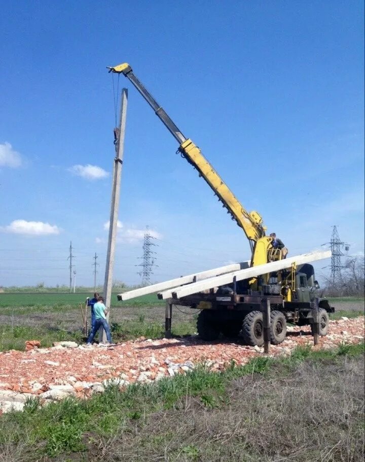Кран установки опор. Бкм под опоры 110 кв. ямобур бкм. ямобур для опор св110. демонтаж опор св 110.