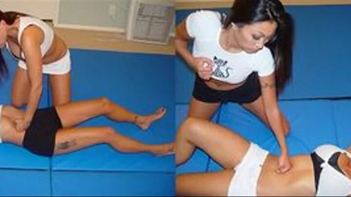 Удары в живот. Человек ударил другого. Белли панчинг. Женские бои. Удары в живот.