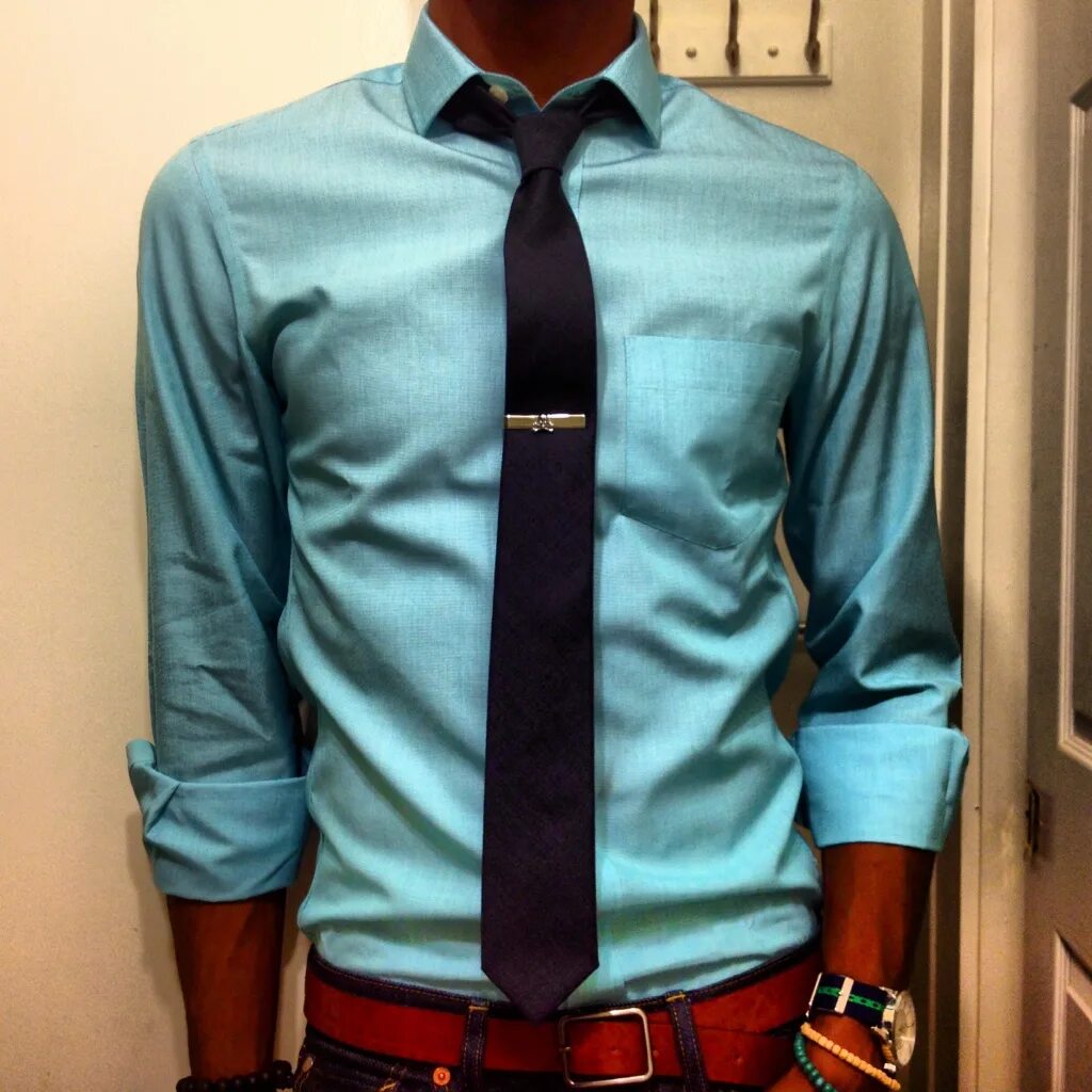 Мужчина без рубашки. Галстук к голубой рубашке. Рубашка с галстуком. Рубашка с галстуком мужская. Парень в рубашке.