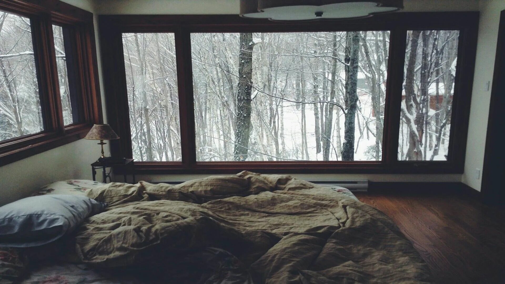 Спальня с панорамными окнами. Уютная комната. Снег за окном. Спальня с видом на лес. Bed rain