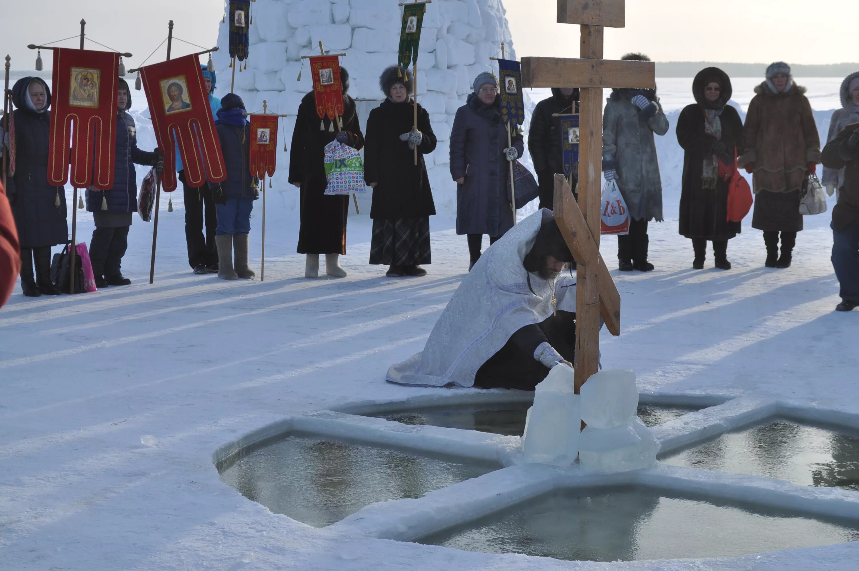 в преддверии крещения господня. в преддверии крещения господня. крещение воды собор 4км петропавловску. крещение господне. прорубь иордань на крещение.