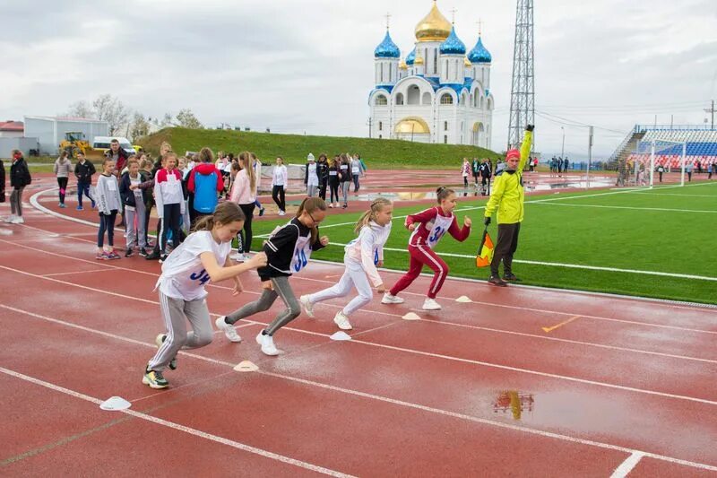 Спортсмены по бегу. Спортивные соревнования. Спортивное соревнование на стадионе. Спортивное соревнование на стадионе. Соревнования по легкой атлетике.