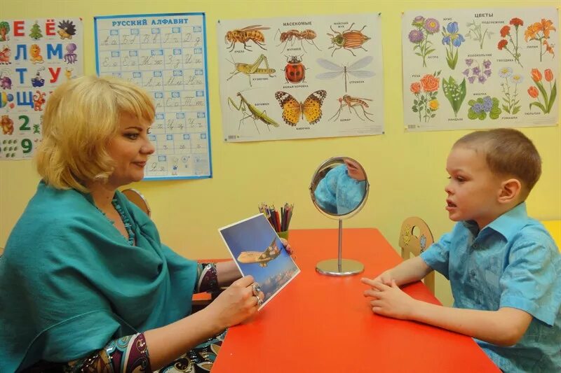 занятия с логопедом в школе. дефектолог и ребенок. занятия с логопедом для детей. групповые логопедические занятия в детском саду. логопедические занятия в школе.