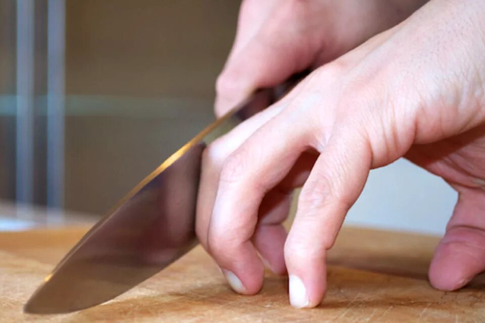 Колоть ножом. Поварской хват ножа. Как правильно держать нож. Хват ножа при нарезке.