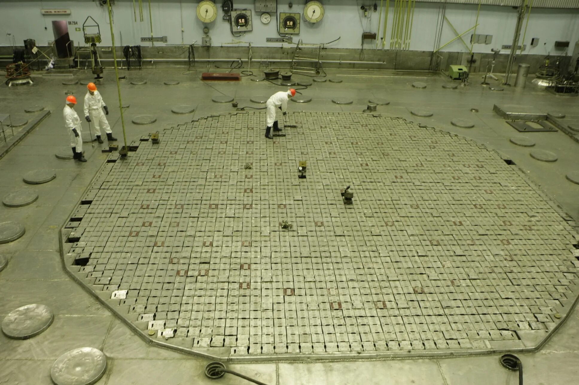 город реактор. Sci fi интерьер реакторной. сибирский химический комбинат северск. сибирский химический комбинат. город реактор.