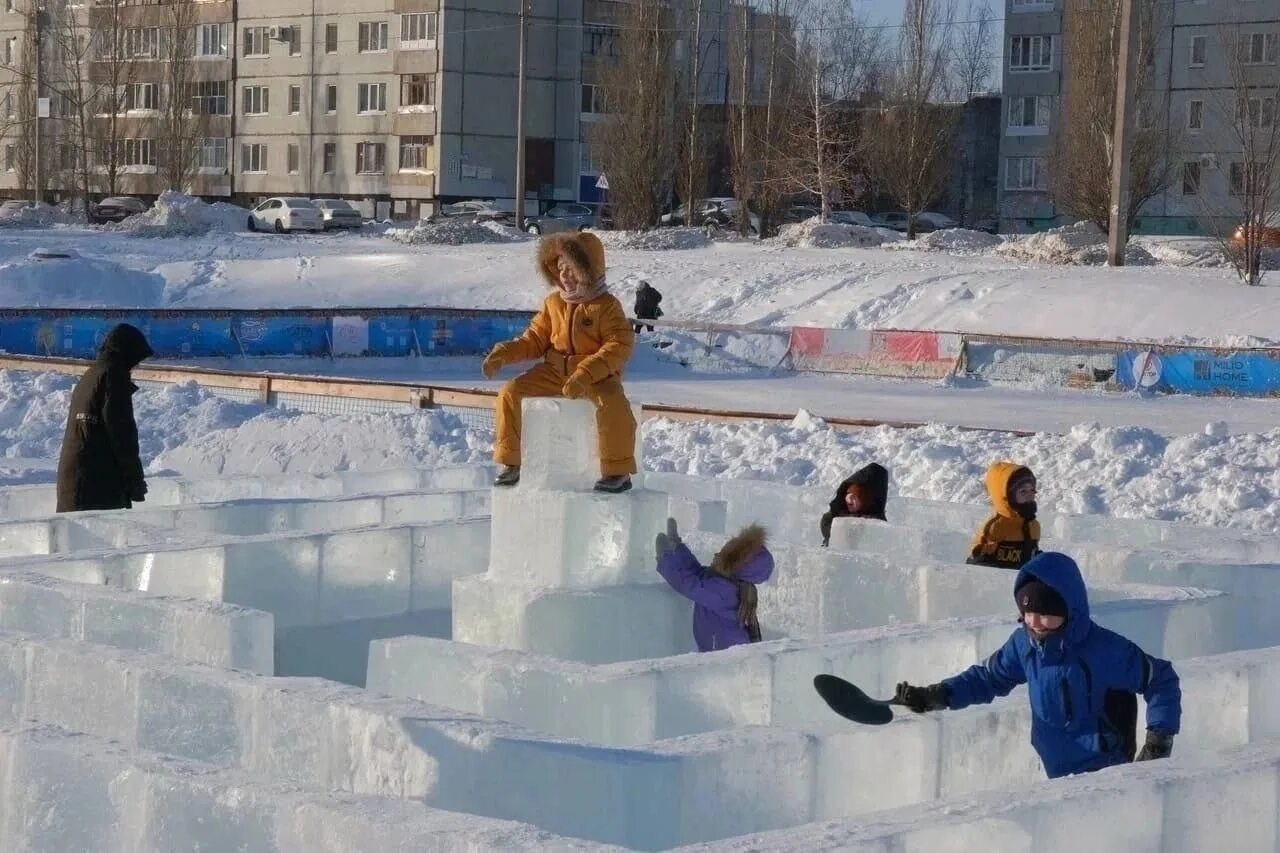 Ледяная горка. Елка в стерлитамаке 2022. Горки в стерлитамаке. Горка в одинцово. Пиксельная елка в стерлитамаке.