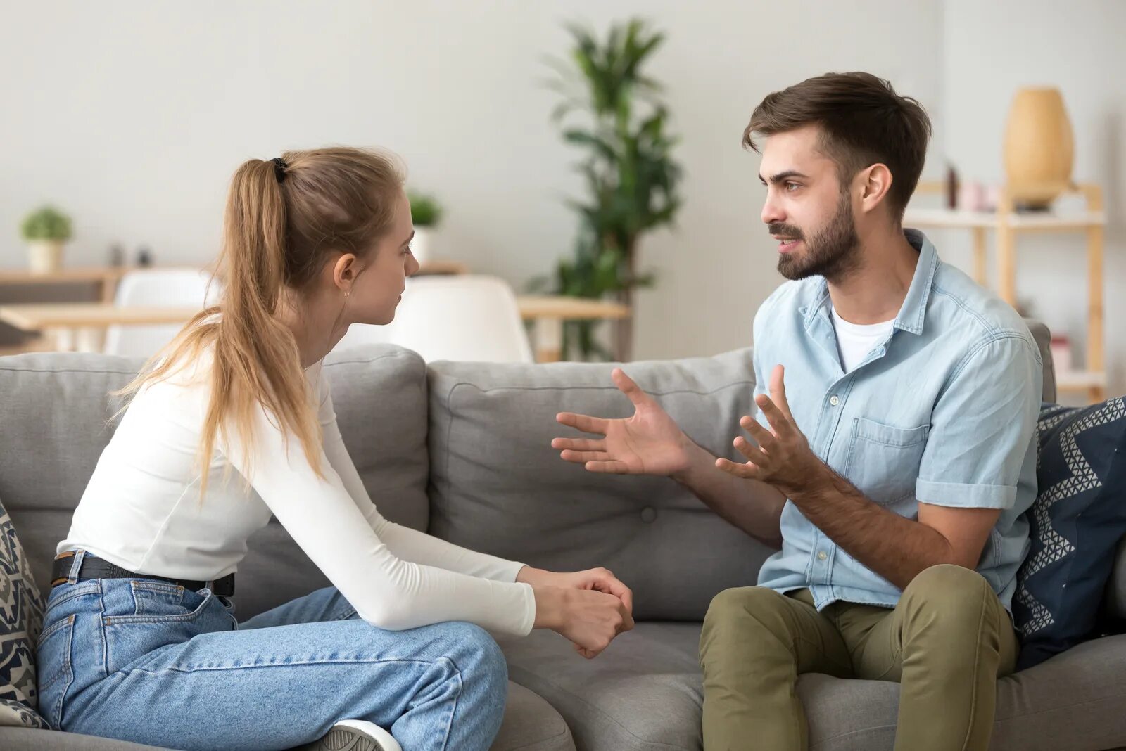 Wife together. Мужчина и женщина беседуют. Разговор мужчины и женщины. Беседа мужчины и женщины. Мужчина и женщина разговаривают.