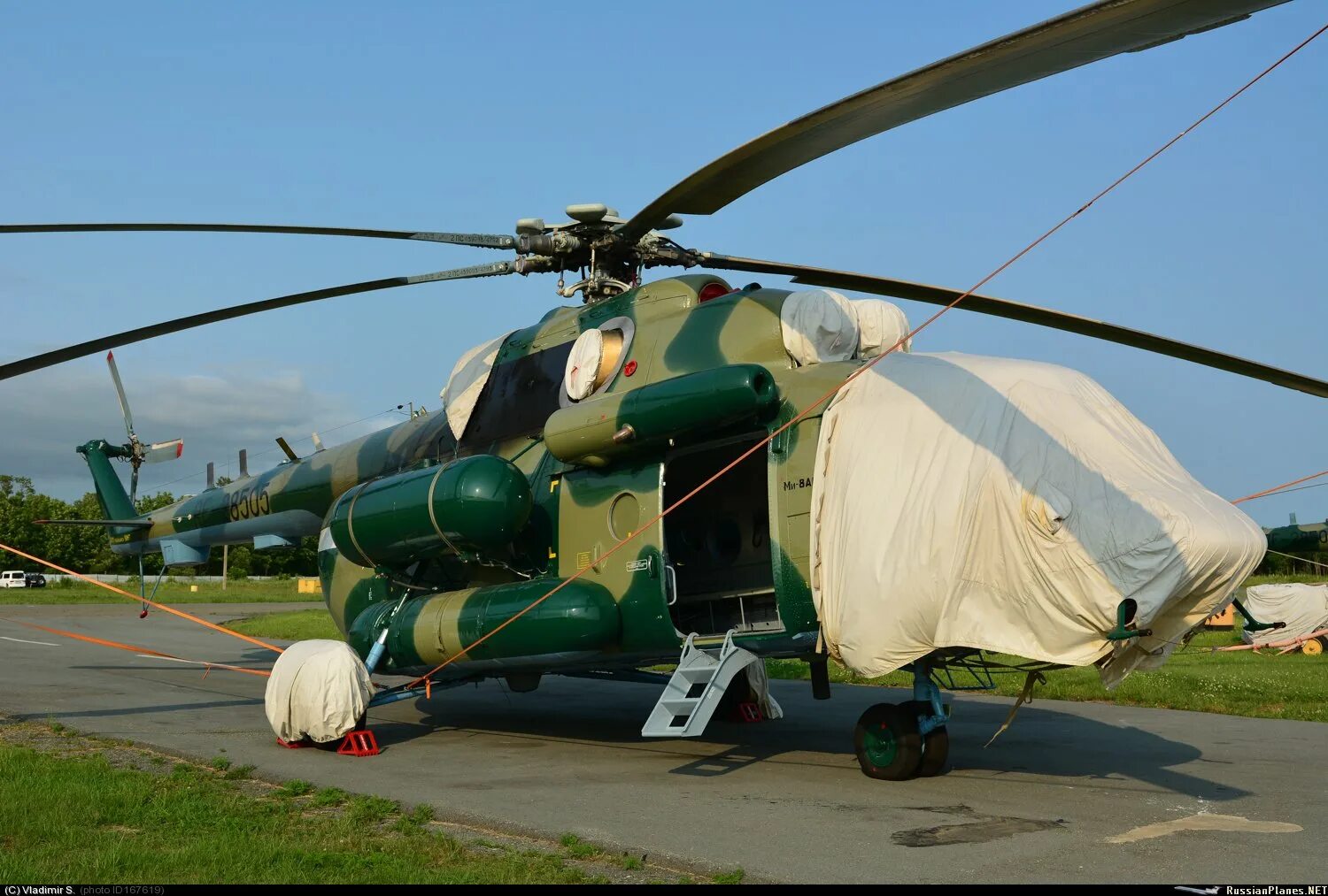 Топливные баки ми-8 вертолёт. Вертолет ми 8 Нижневартовск. Вертолёт ми-8 АМТШ. Подвесные топливные баки вертолета ми-8.