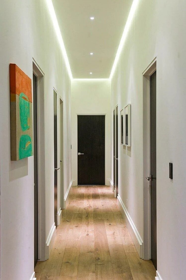 Поставь свет в коридоре. Освещение в коридоре. Освещение в длинном коридоре. Подсветка в коридоре. Светильники в длинный коридор.