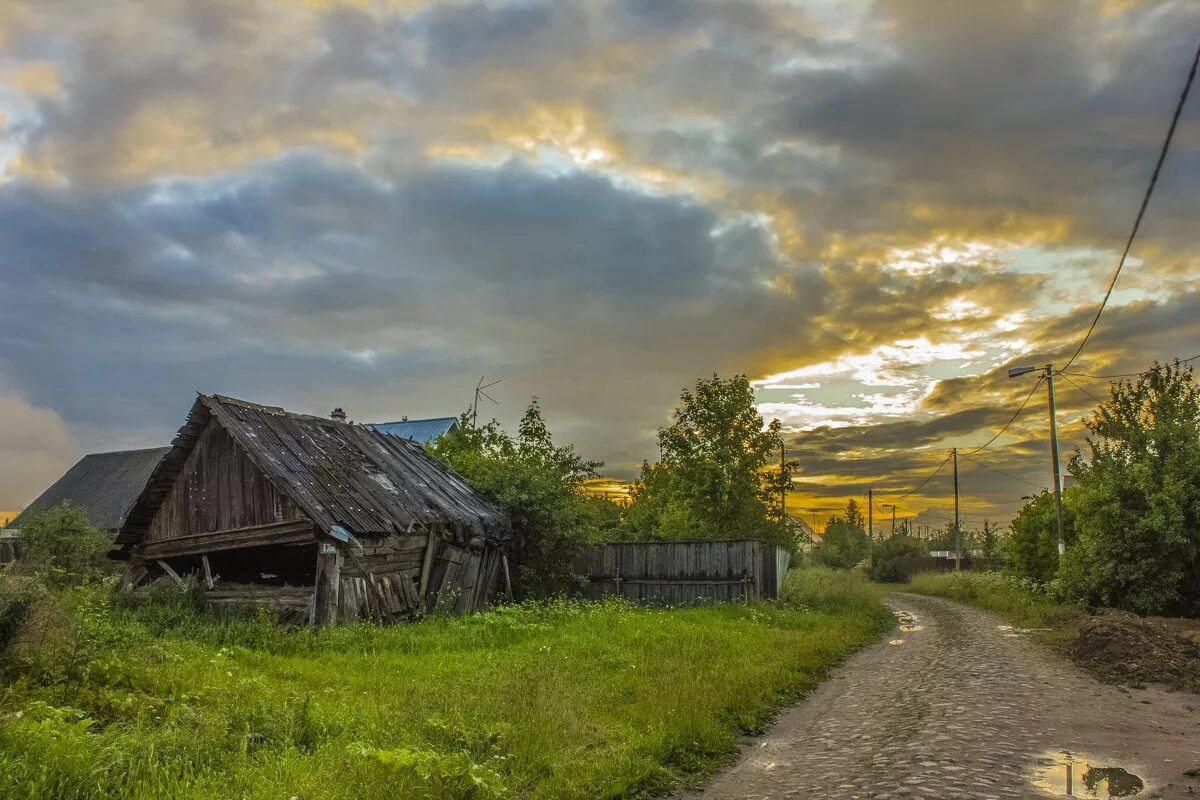 В 2 соседних деревнях. Заброшенная деревня окраина. Пейзаж деревни. Заброшенная деревня пейзаж. Старинные русские деревни.