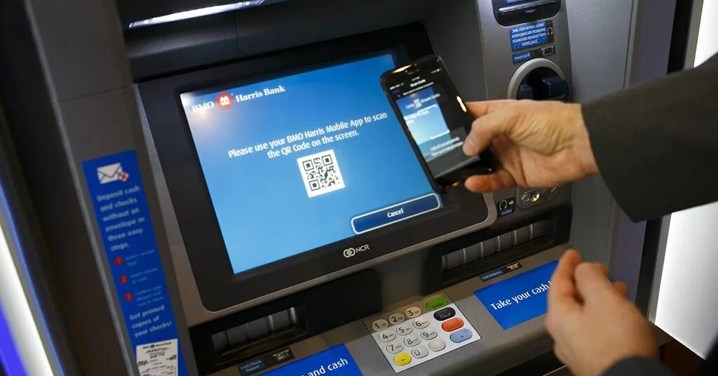 Снять деньги в банкомате через приложение. Бесконтактные операции в банкомате. банкомат без карты. qr банкомат. банк карты терминал.