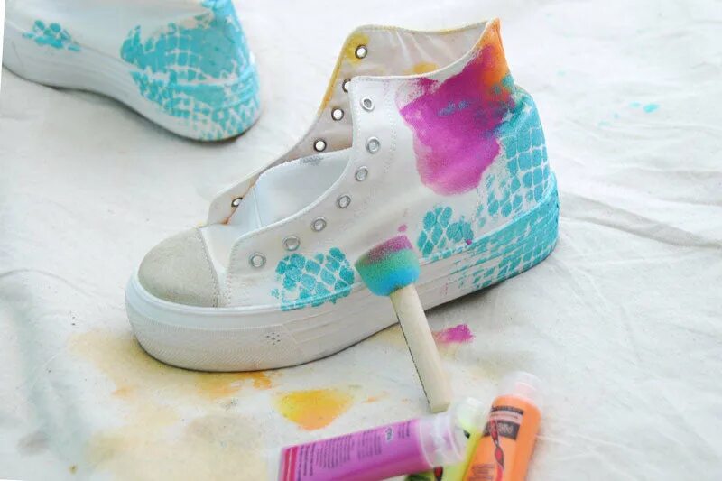 кеды покрасить с баллончика. перекраска тканевых кроссовок. кроссовки тай дай. покрасил кроссовки краской. краска для кроссовок.