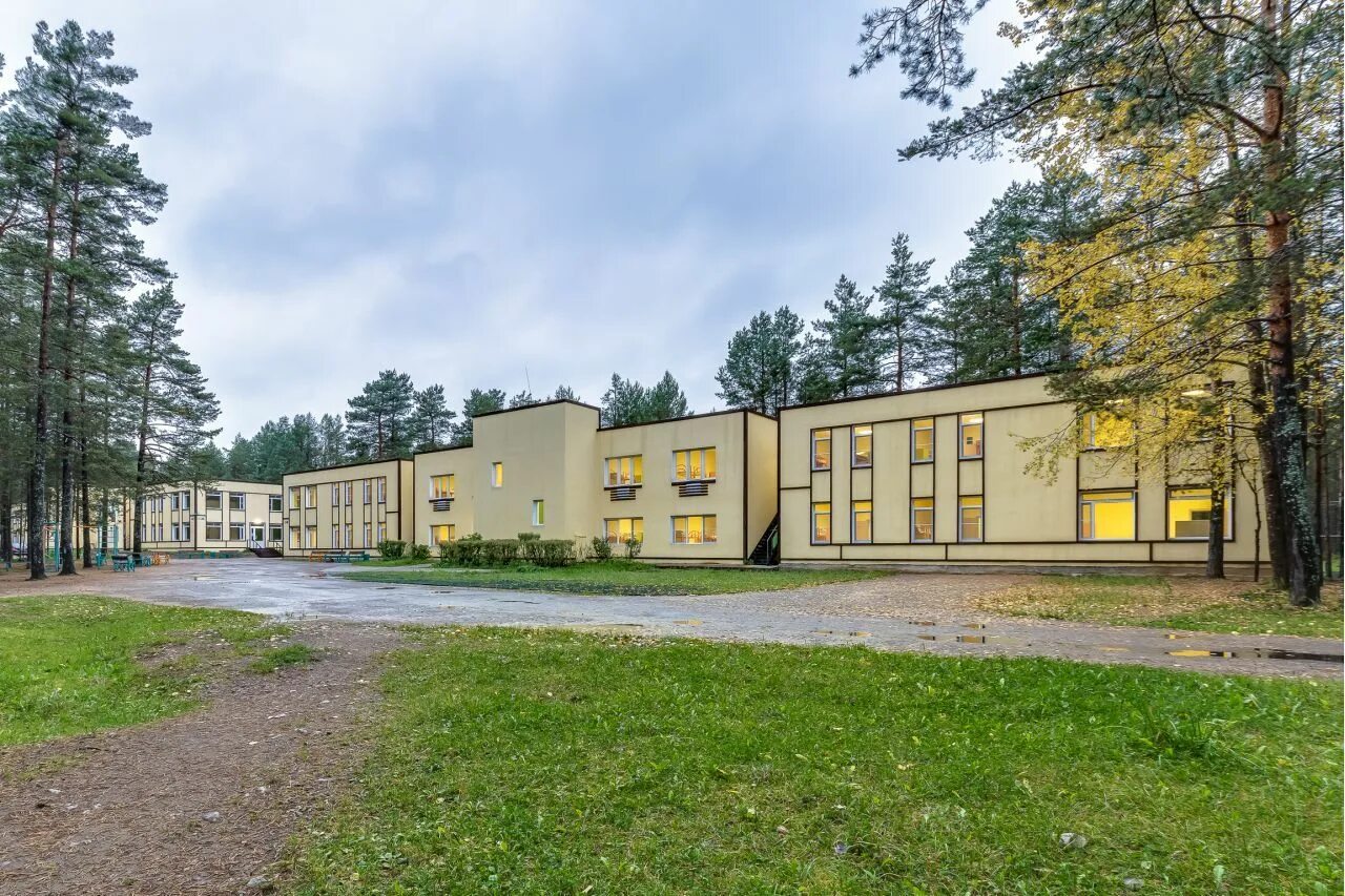 Пионерский лагерь маяк ленинградская область. Поселок лагерь. Пионерский лагерь сокол владимирская область. Лагерь орленок нижегородская область. Заброшенный пионерский лагерь чайка.