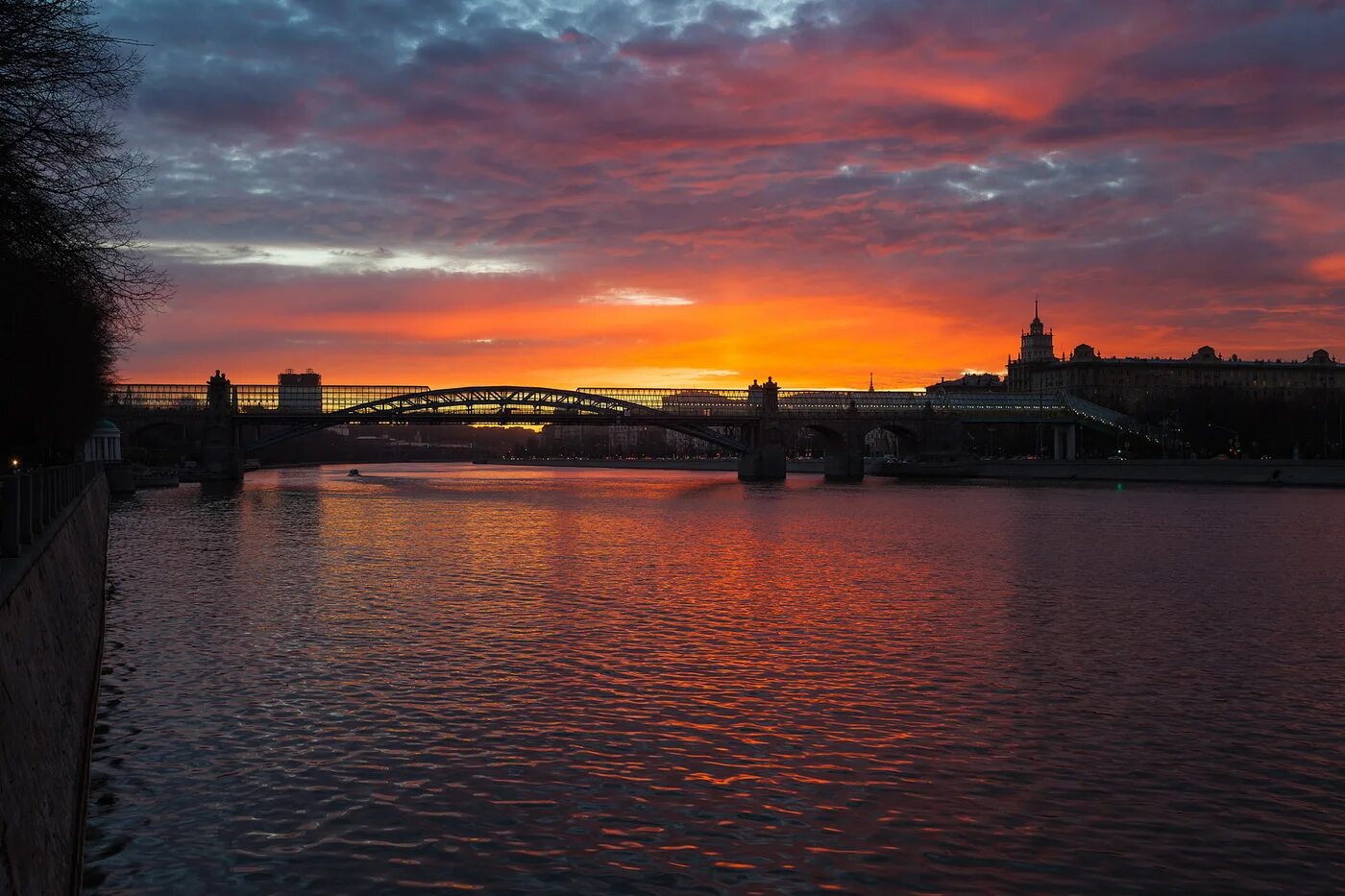 Андреевский мост в Москве закат. Андреевская набережная Москва. Андреевский (Пушкинский) мост закат. Закат в Москве.