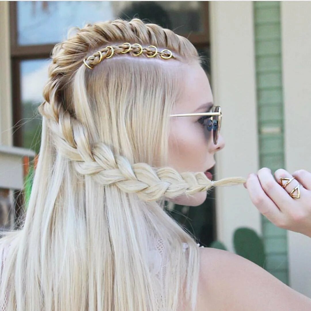Прическа с вплетенными косами. Косички и колечки слушать. Прически из кос. Причёски с колечками на волосы. Прическа с колечками в косичках.
