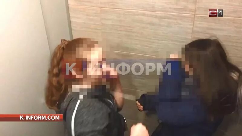 Девочка издевается над подругой