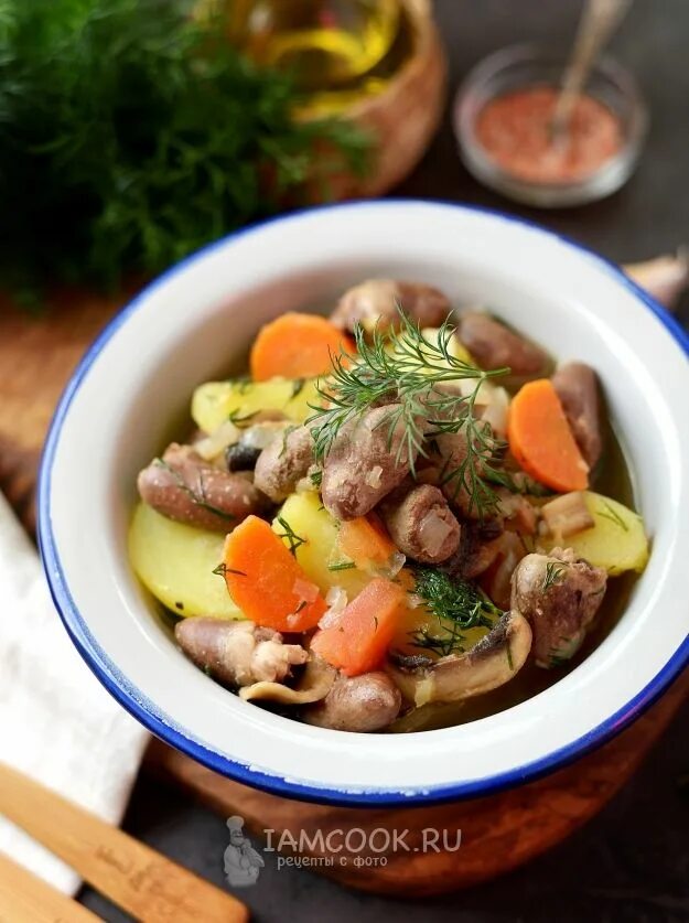 Куриные сердечки с картошкой в кастрюле. Куриные сердечки с картошкой. тушеная картошка с сердечками куриными. жаркое с куриными сердечками и картофелем. батат с куриными сердечками и грибами.