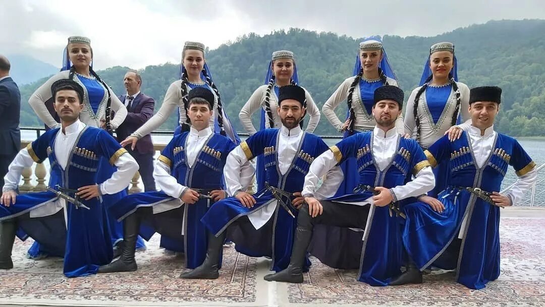 Natsionalnaya odejda азербайджана. Детский национальный азербайджанский костюм. Баку народ. Коренные азербайджанцы. Азербайджан какие народы.