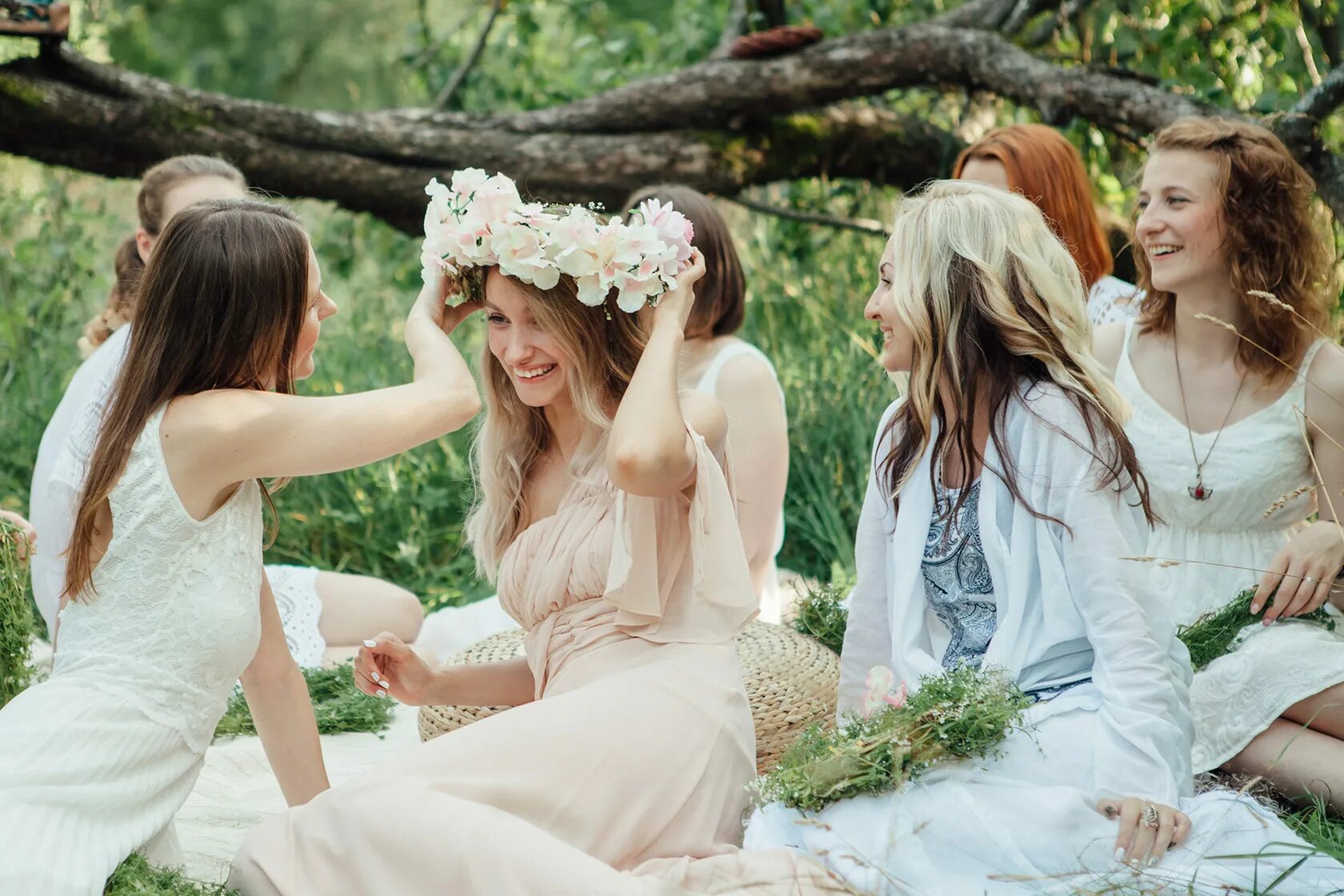 тема девичника. групповая йога на берегу моря. девичник путешествие. девичник в стамбуле. девичник у бассейна.