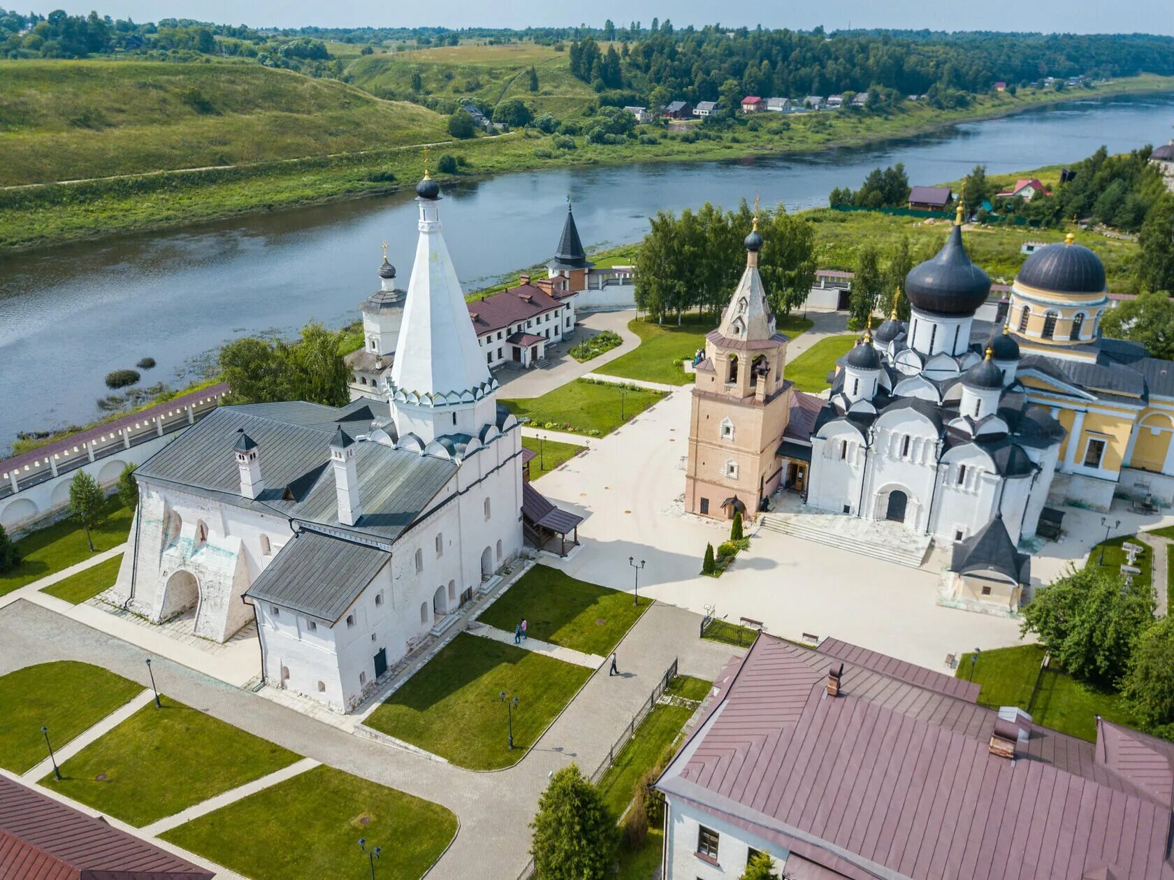 Можно найти в любом городе. Старицкий Свято-Успенский монастырь. Успенский монастырь Старица. Старицкий Свято-Успенский монастырь Тверская область. Старица Тверская область Успенский монастырь.