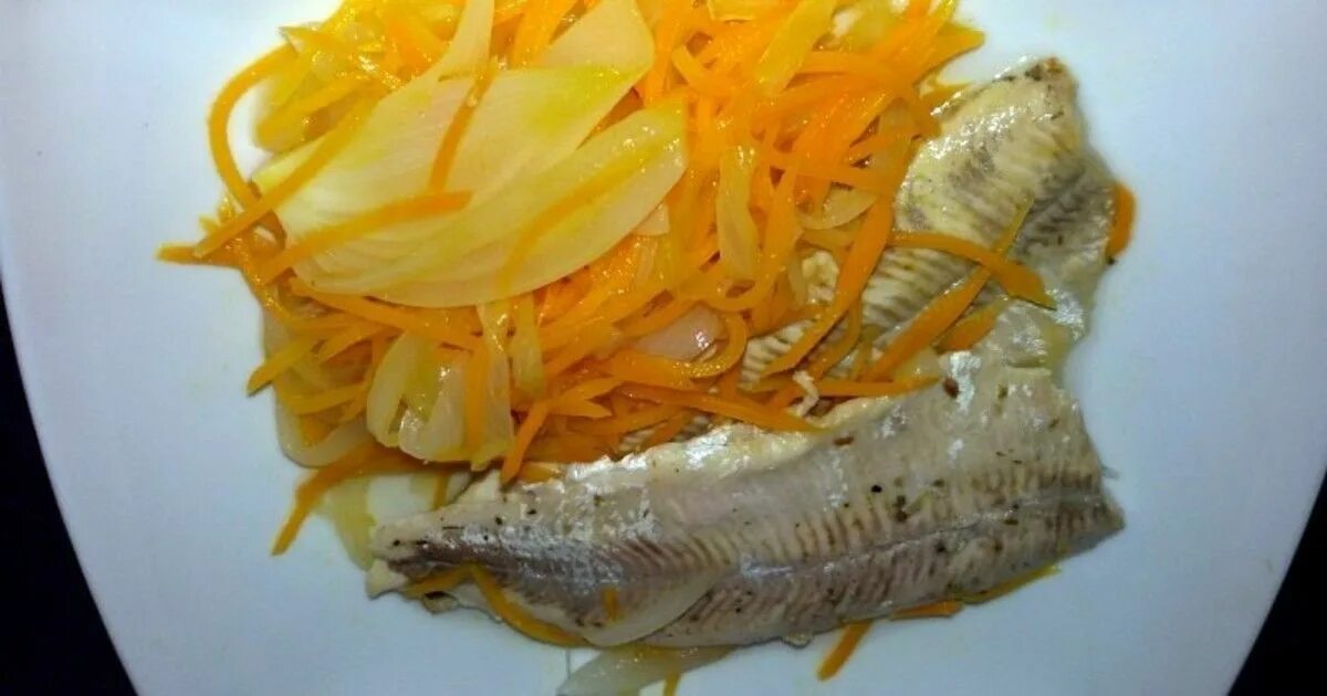 Минтай с тушеной капустой. Рыба тушеная с кислой капустой. Минтай с тушеной капустой. Рыба с капустой. Можно рыбу с капустой.