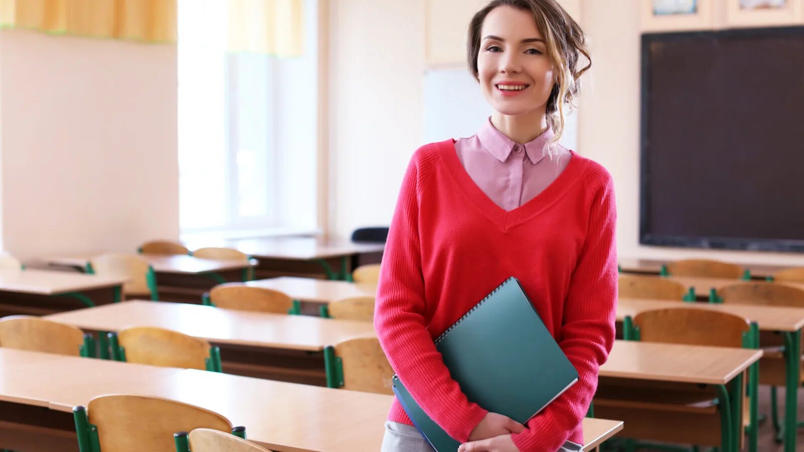 School teach. Учитель. Молодые педагоги. Учитель улыбается. Женщина педагог.