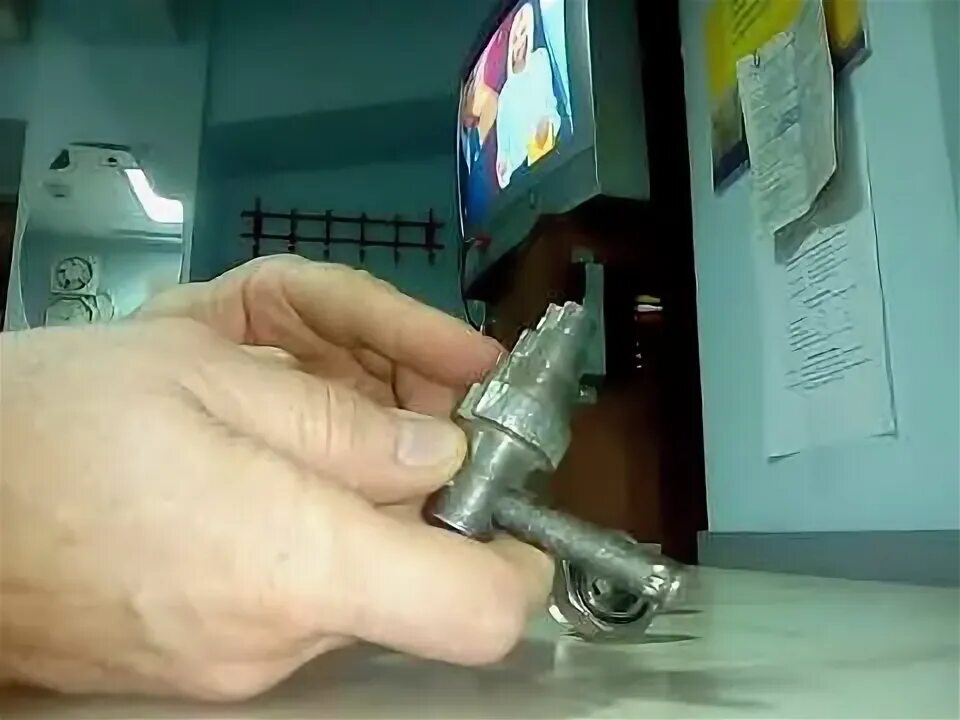 Как закрутить американку без спец ключа. Как выкрутить американку. Для закрутки американок. Как выкрутить американку. Ключ для закручивания кранов на радиаторе отопления.