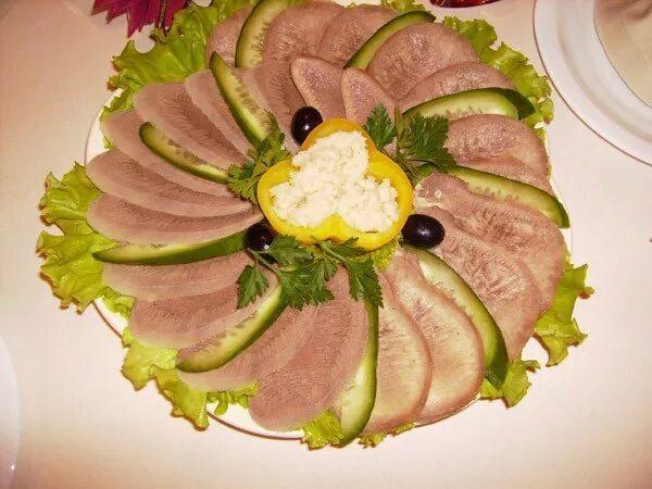 Язык говяжий отварной. Красивая нарезка языка. Язык говяжий подача. Как красиво подать язык отварной на праздничный. Как красиво подать язык отварной на праздничный.