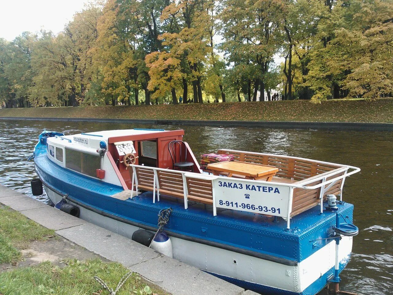 Речной прогулочный катер. Катер «katarina». катер прогулочный.