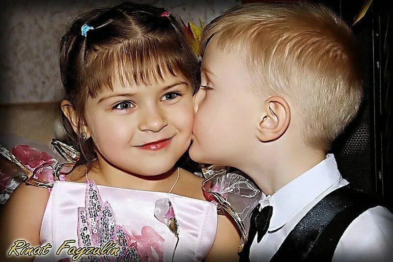 Ким кардашьян без фотошопа и макияжа. Детский поцелуй. Мария кохно дом 2 до пластики. Ребенок целует. Поцелуй с языком.