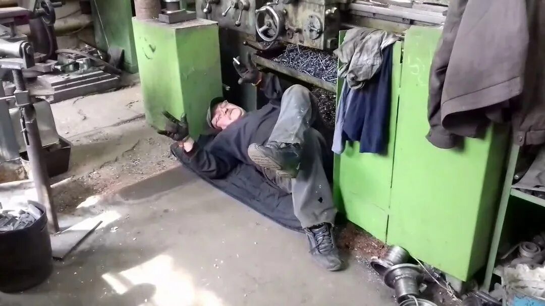 Разматыватель рулонного металла. Первоход размотал всю. Мопс заехал в хату. Зона первоходов. Бандит хулиган.