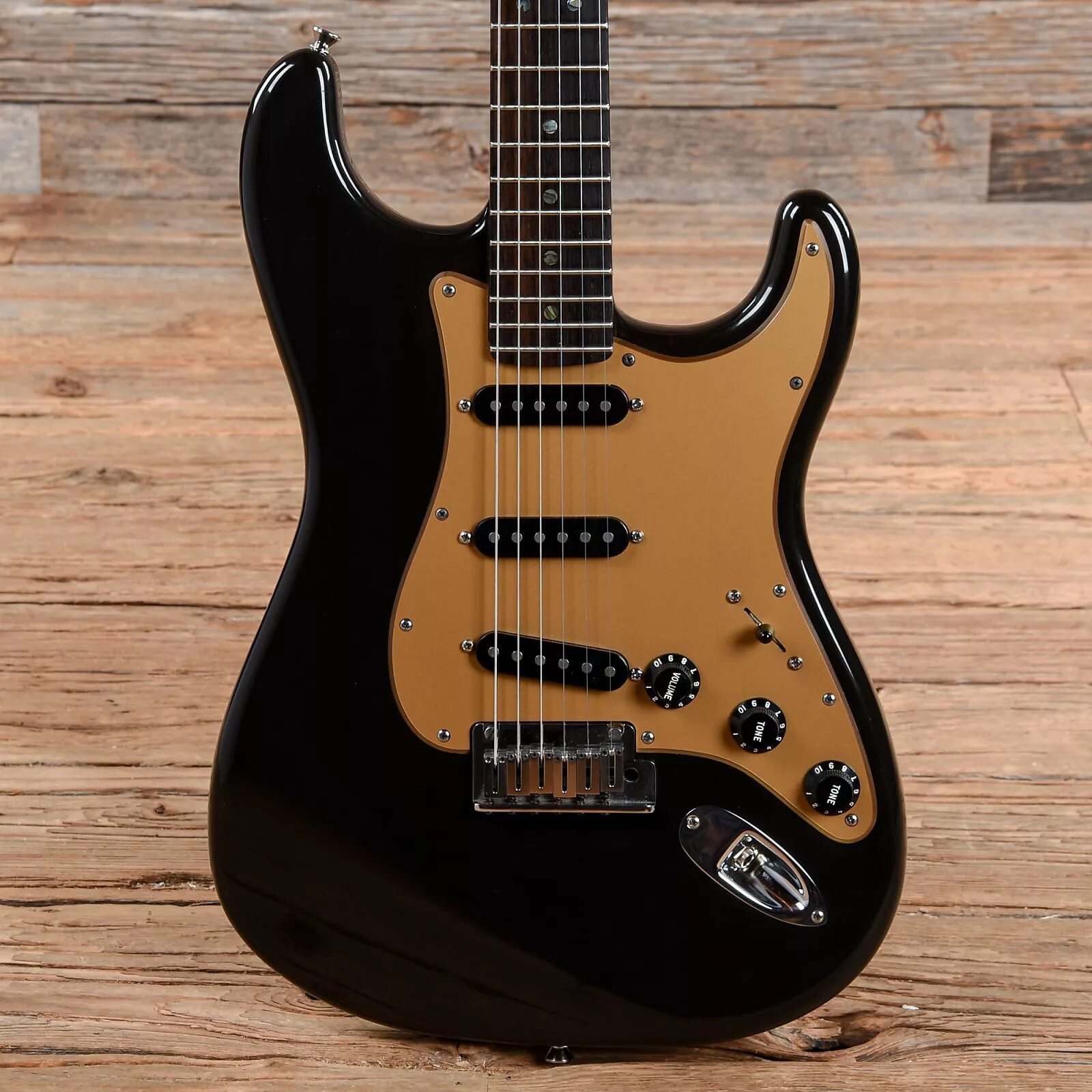 Fender black. Фендер делюкс 2004. fender 2004. электрогитара фендер делюкс 2004 года. black stratocaster.