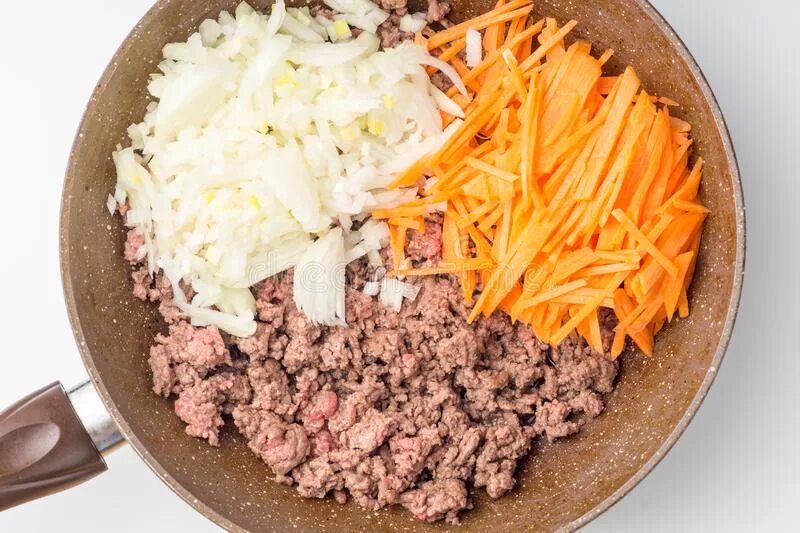 Обжаренный фарш с луком и морковью. Макароны с фаршем и морковью и луком. Обжаренный фарш с луком и морковью. Обжаренный фарш с луком и морковью. Рис фарш морковь лук.