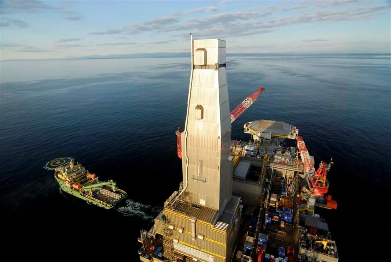 Exxonmobil сахалин 1. Платформа пильтун-астохская-б сахалин 2. Буровая платформа орлан. Платформы сахалин. Сахалинская энергия платформа моликпак.