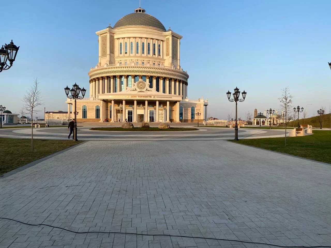 Дворец торжеств дагуна омаева. Сафия зал торжеств грозный. Дворец торжеств грозный дагуна омаева. Дворец торжеств дагуна омаева. Дворец культуры имени дагуна омаева грозный.