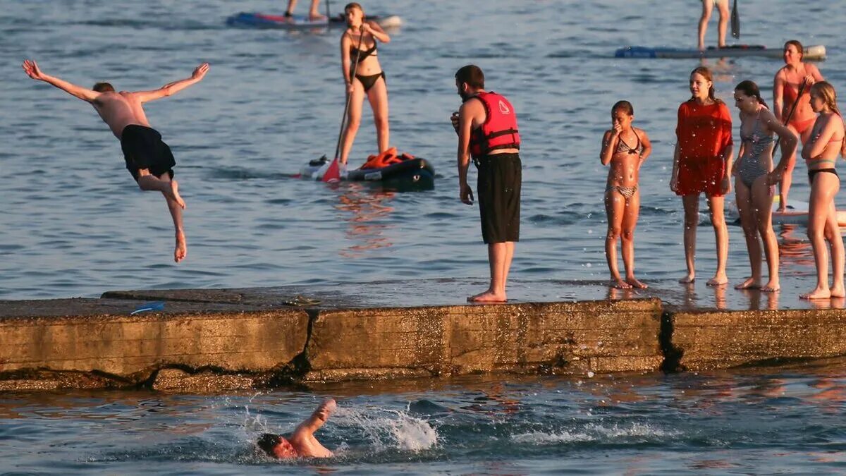 Белое море купание. Купаются ли в курорте. Врач на пляже. Полезно ли купаться в море. Можно мыться 7 апреля