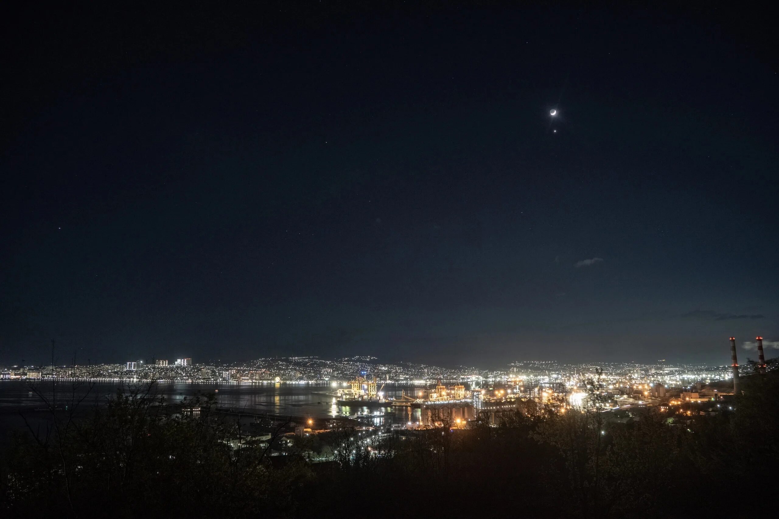 Новороссийск 2024 год февраль. Ночной Новороссийск. Вечером на небе светила Луна. Фото Луны. Необычные явления в космосе.