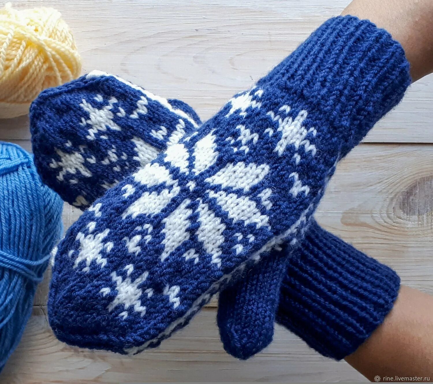 Варежки со спицами. Рукавицы спицами. Вязаные рукавицы. Вязаные варежки. Варежки с косичкой.